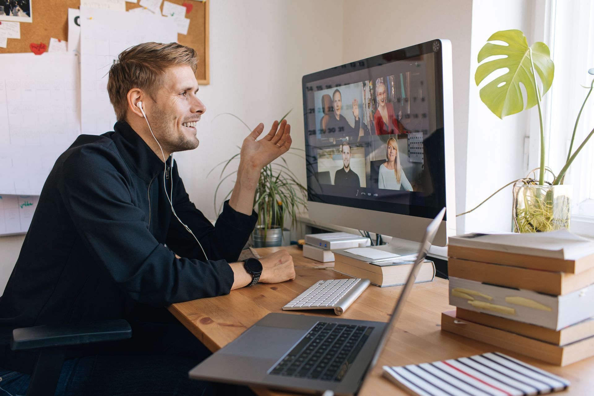 Un homme en visioconférence à son bureau.