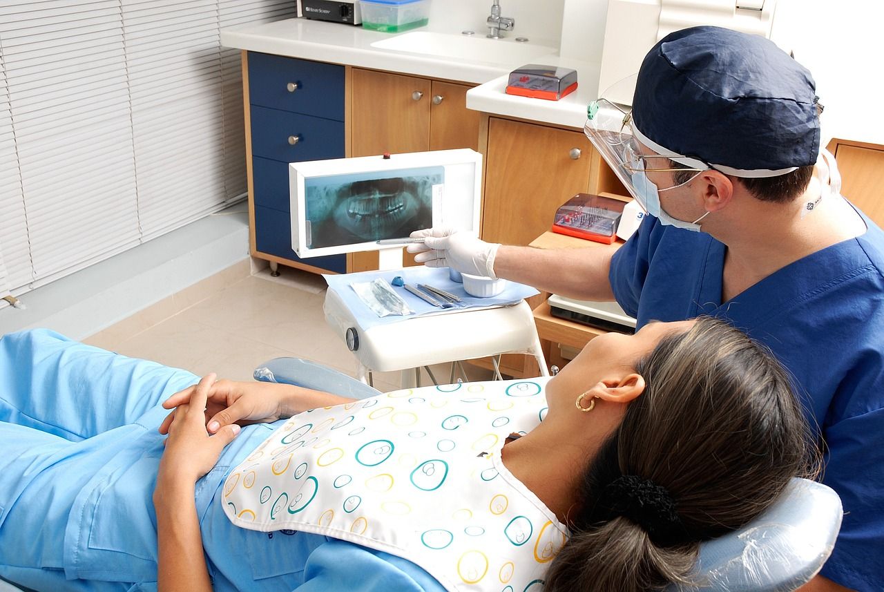 Zahnarzt zeigt Röntgenbilder von Zähne