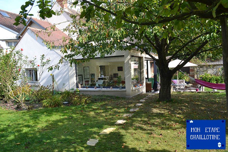 Jardin à l'arrière de la maison