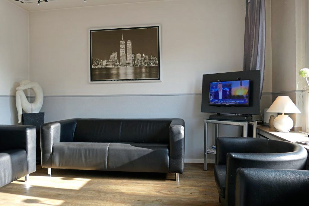 Wartezimmer mit moderner TV-Ausstattung