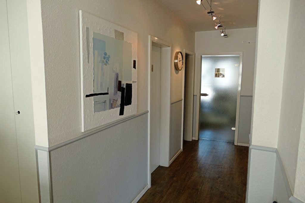 Hell beleuchteter Flur der Praxis