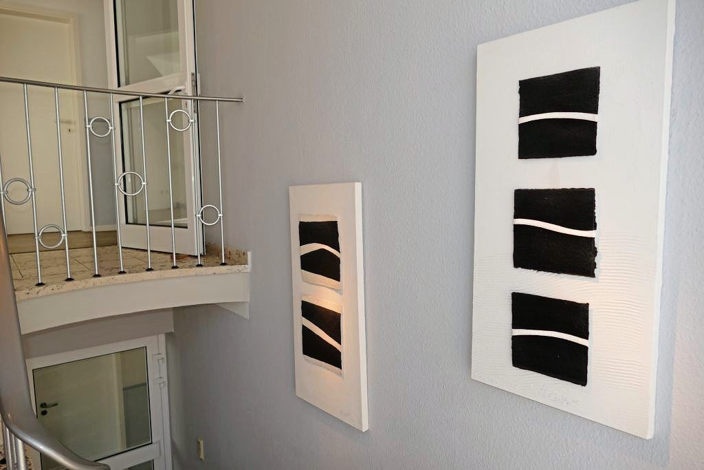 Beleuchtete Bilder im Praxisflur