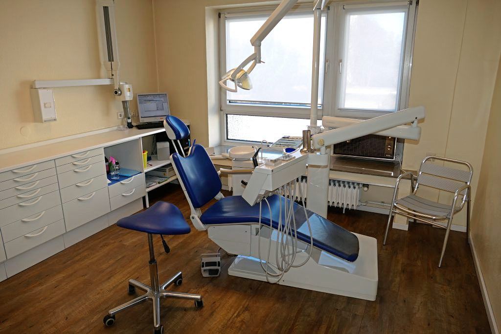 Weiterer Behandlungsraum in Blau gehalten