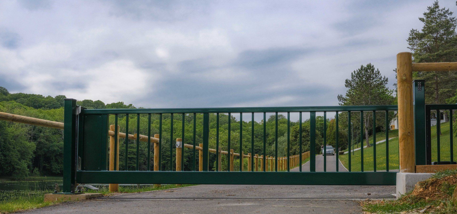 Portail vert fermé sur une route 