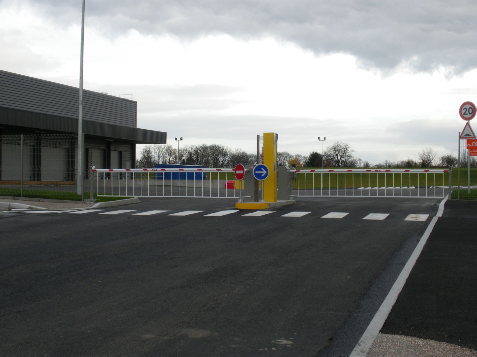 Barrière de sécurité avec un bâtiment à côté 