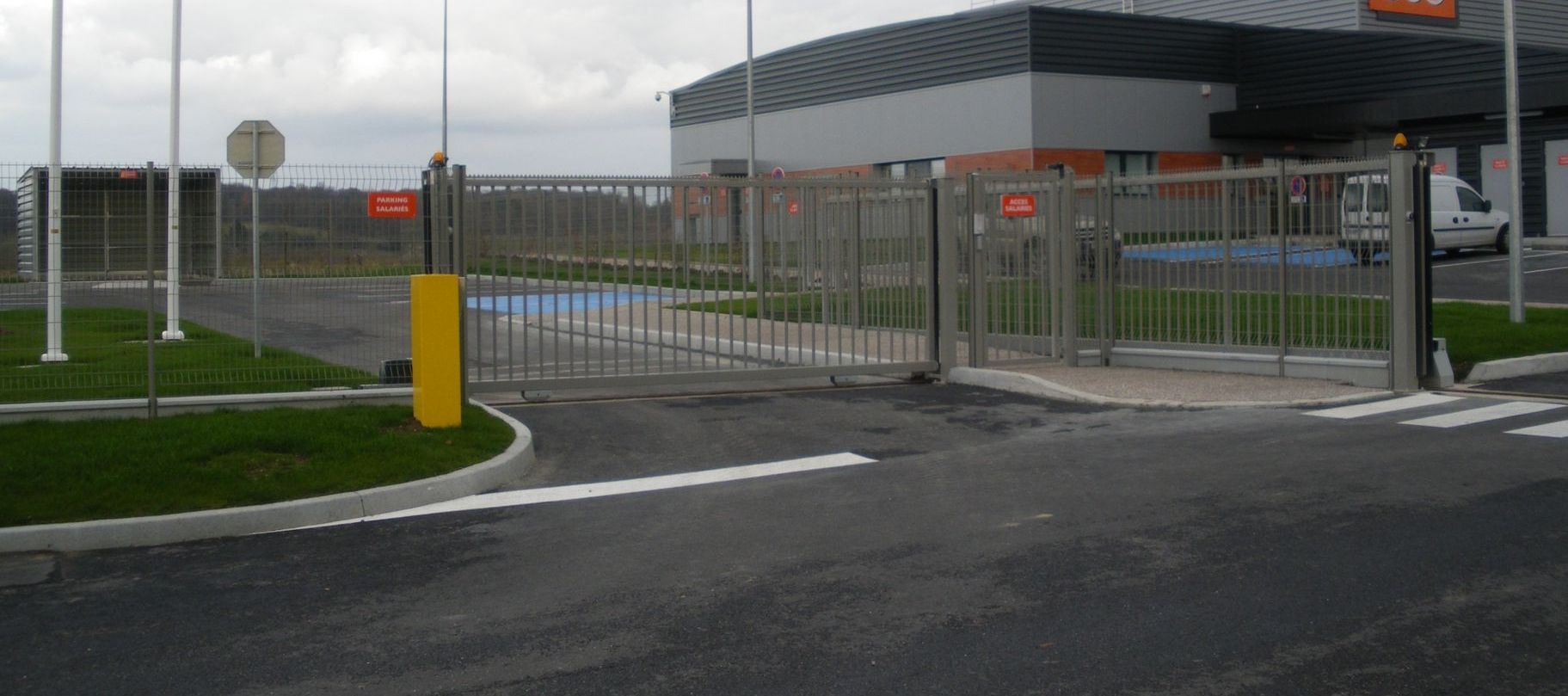 Une grande porte en métal devant un bâtiment