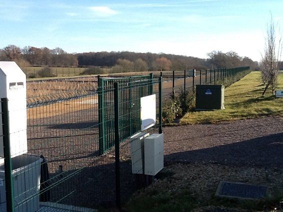 Une clôture avec un portail et une porte sur le côté