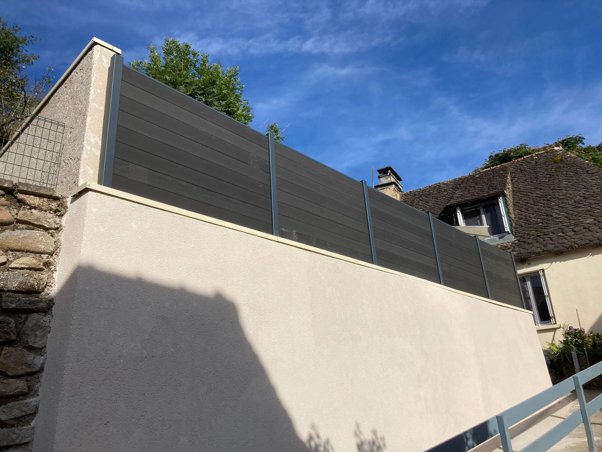 Barrière métallique noire près d'un bâtiment