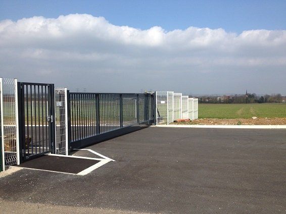 Grand portail noir et blanc en métal 