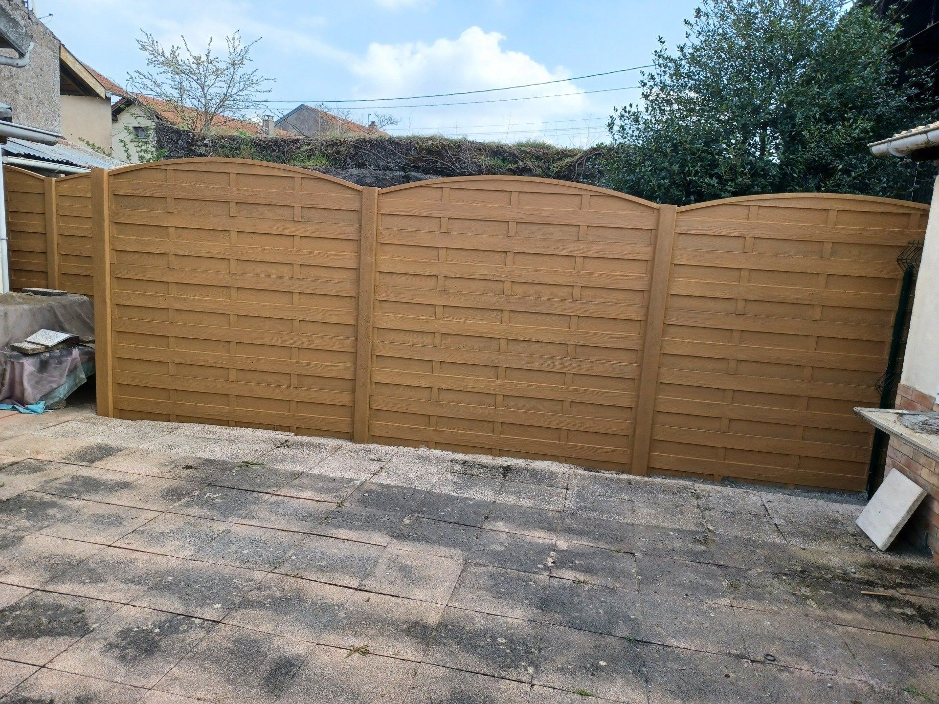 Clôture en bois avec une terrasse en briques