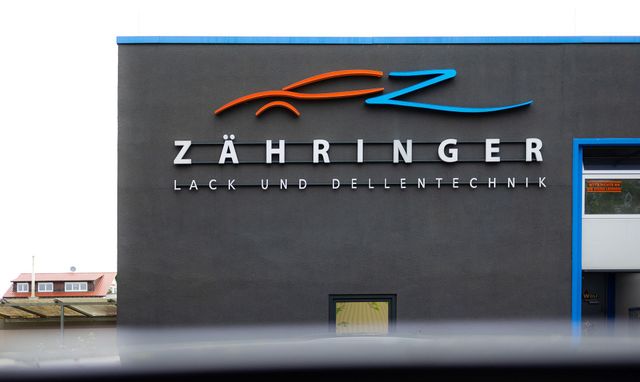 Ein Gebäude mit dem Wort Zahringer darauf
