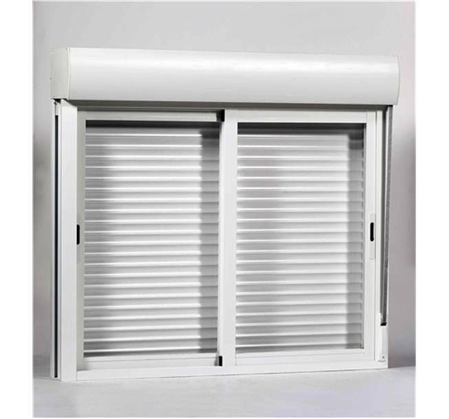 Janela de correr branca com persianas de ripas e veneziana enrolada.