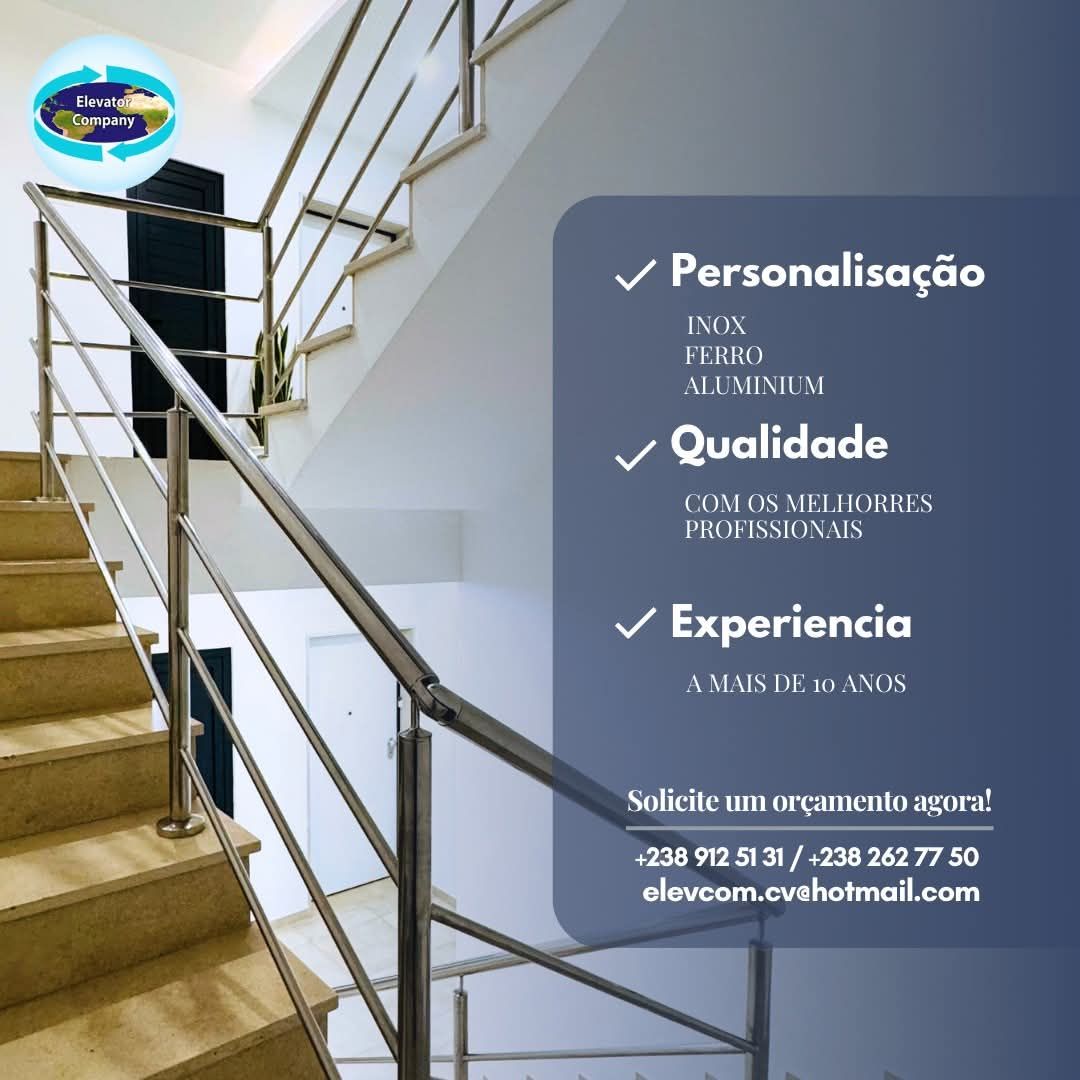 Escada com corrimão de aço inoxidável; anúncio de serviços de fabricação sob medida.