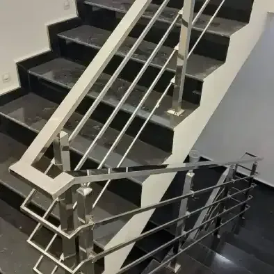Janela de correr branca com persianas de ripas e veneziana enrolada.