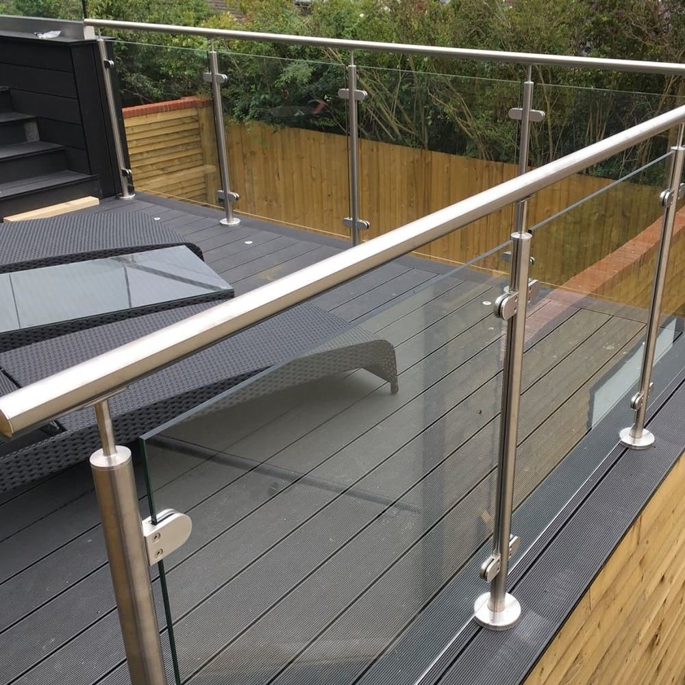 Deck moderno com guarda-corpo de vidro e aço inoxidável.