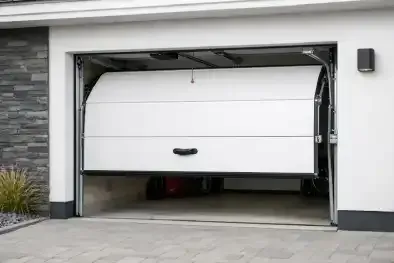 Porta de garagem branca com porta integrada e quatro pequenas janelas na parte superior.