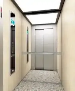 Interior de um elevador com painéis de madeira clara, portas de correr e painéis indicadores de andar.