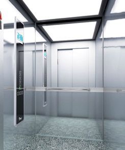 Interior do elevador com paredes espelhadas.