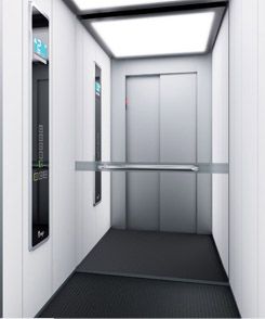 Vista interna de um elevador com paredes brancas, piso cinza, portas fechadas e painel de controle.