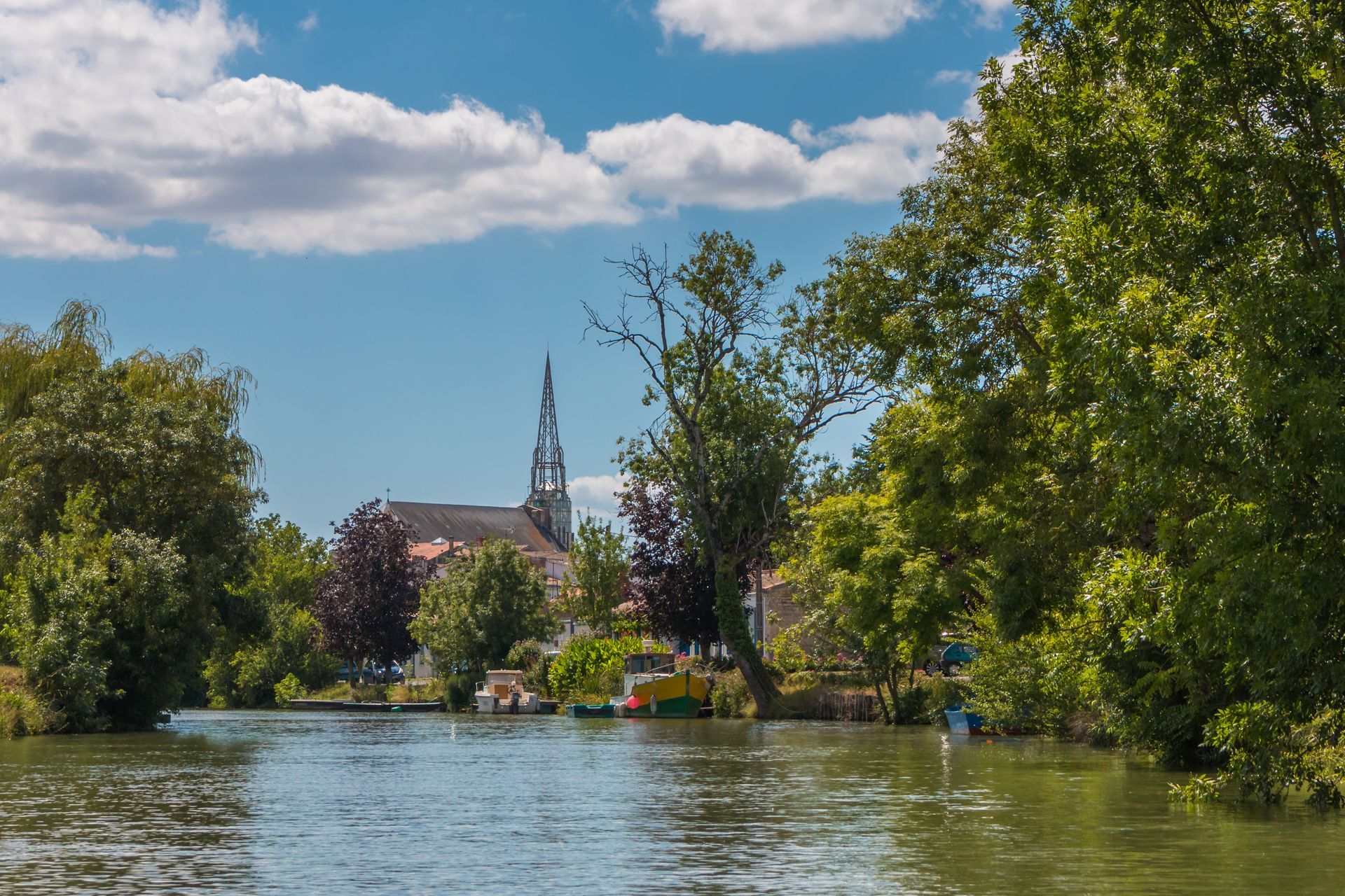 La ville de Marans, vue depuis la rivière.
