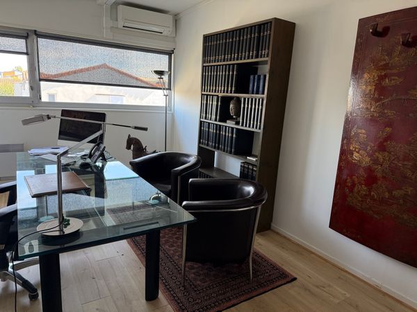 Le bureau de Maître NGUYEN.