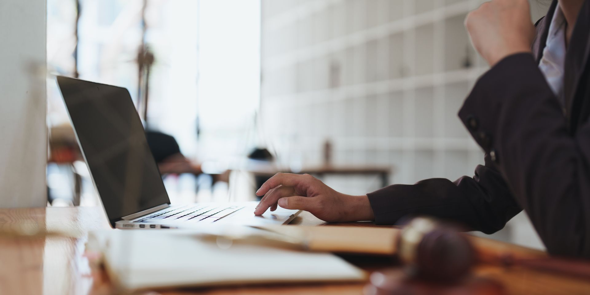 main sur un clavier d'ordinateur