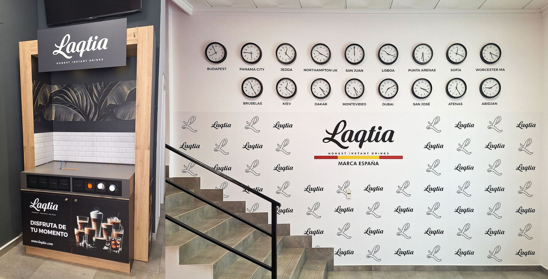 Stand promocional de la marca Laptia con pared de relojes y letreros en el vestíbulo de una escalera.