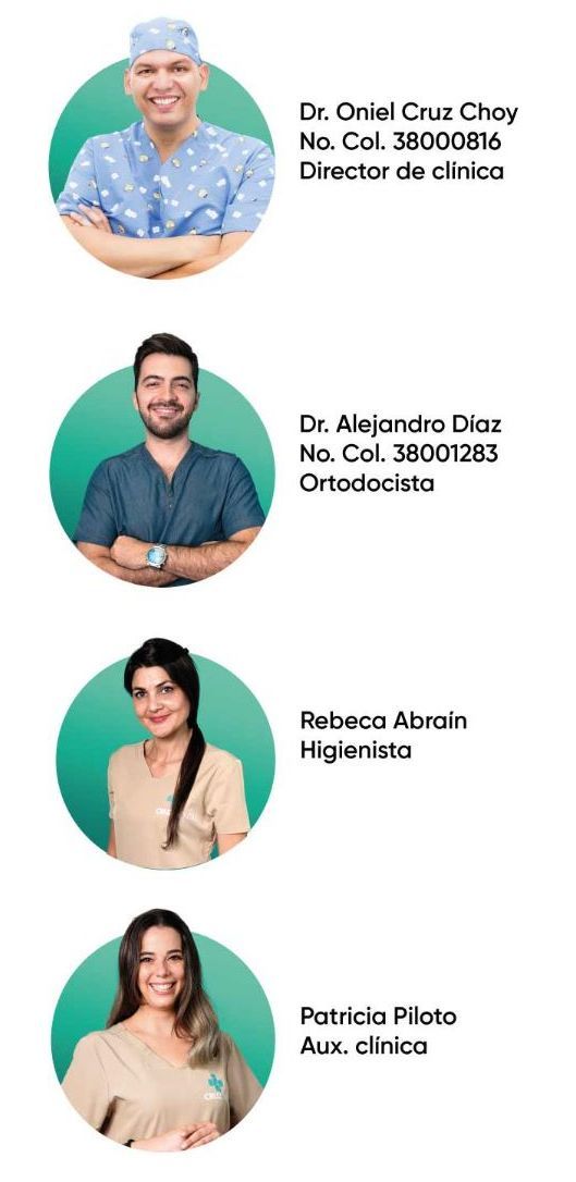 Un grupo de personas están de pie en círculos con los brazos cruzados.
