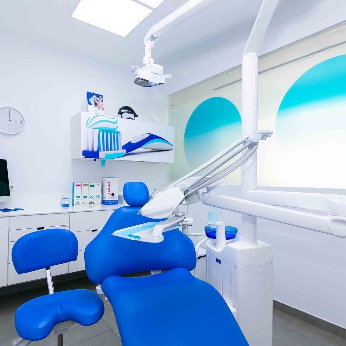 Un sillón dental azul en un consultorio dental.