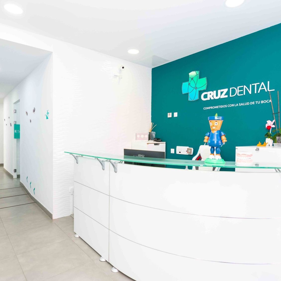Un consultorio dental con una pared azul que dice Cruz Dental