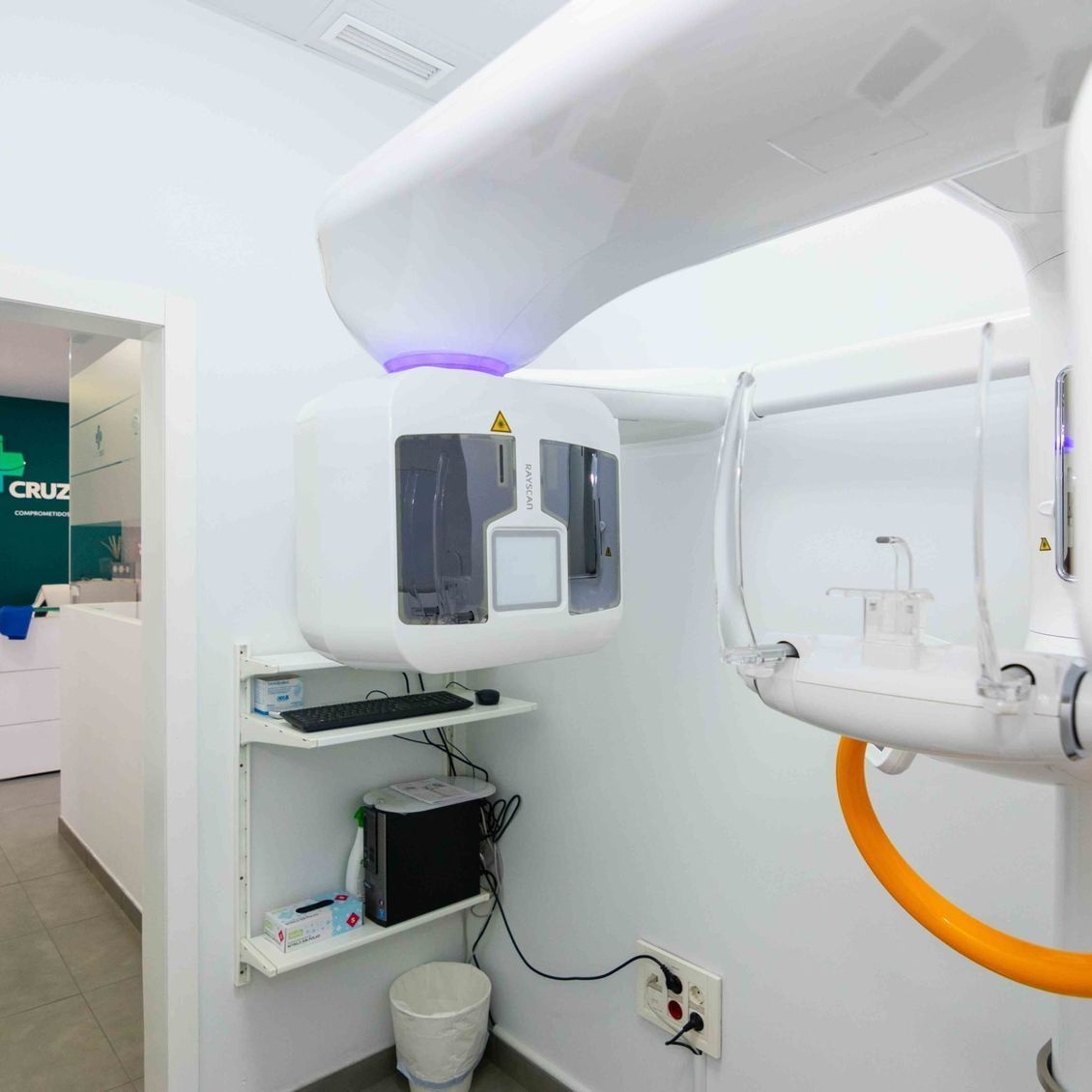 Una máquina de rayos X cuelga del techo de una habitación.