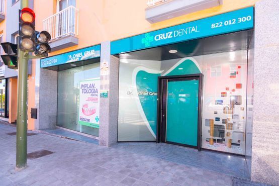 Un consultorio dental con un cartel azul que dice cruz dental