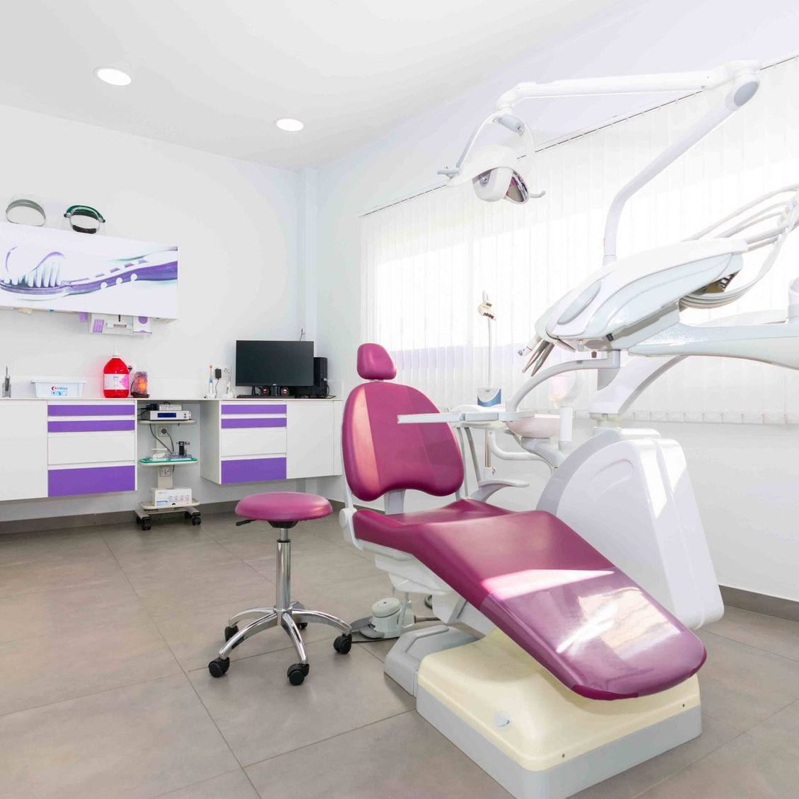 Un sillón dental morado en un consultorio dental.