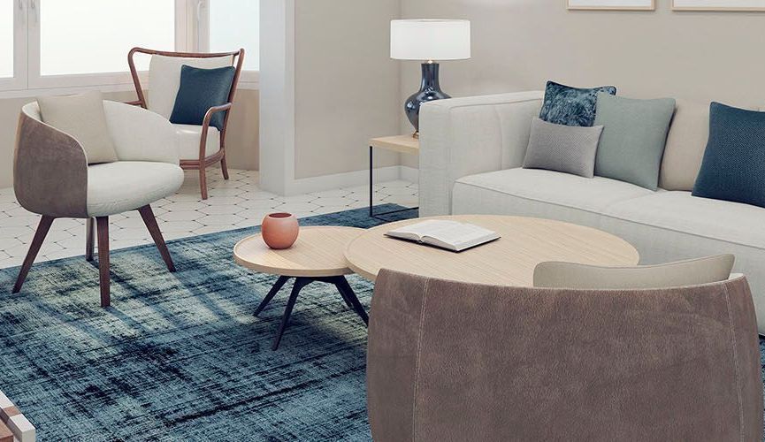 Una sala de estar con sofá, sillas, mesa de café y alfombra.