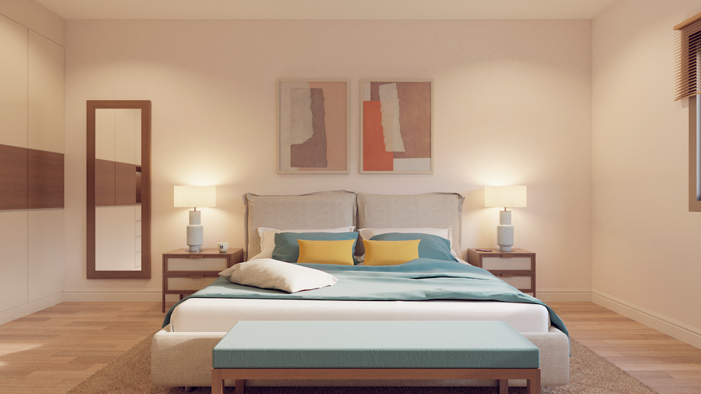 Un dormitorio con una cama, mesitas de noche, lámparas y un espejo.