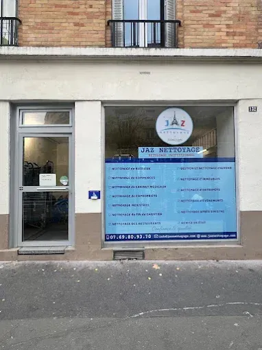 Façade commerciale avec enseigne bleue et porte vitrée donnant sur une rue, probablement l'entrée d'un restaurant ou d'un commerce