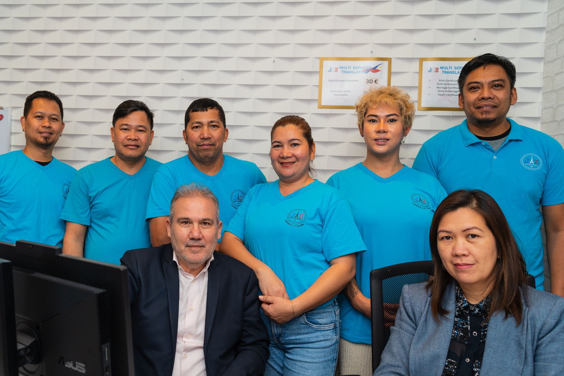 Équipe de Jaz Nettoyage dans les locaux de l'entreprise.