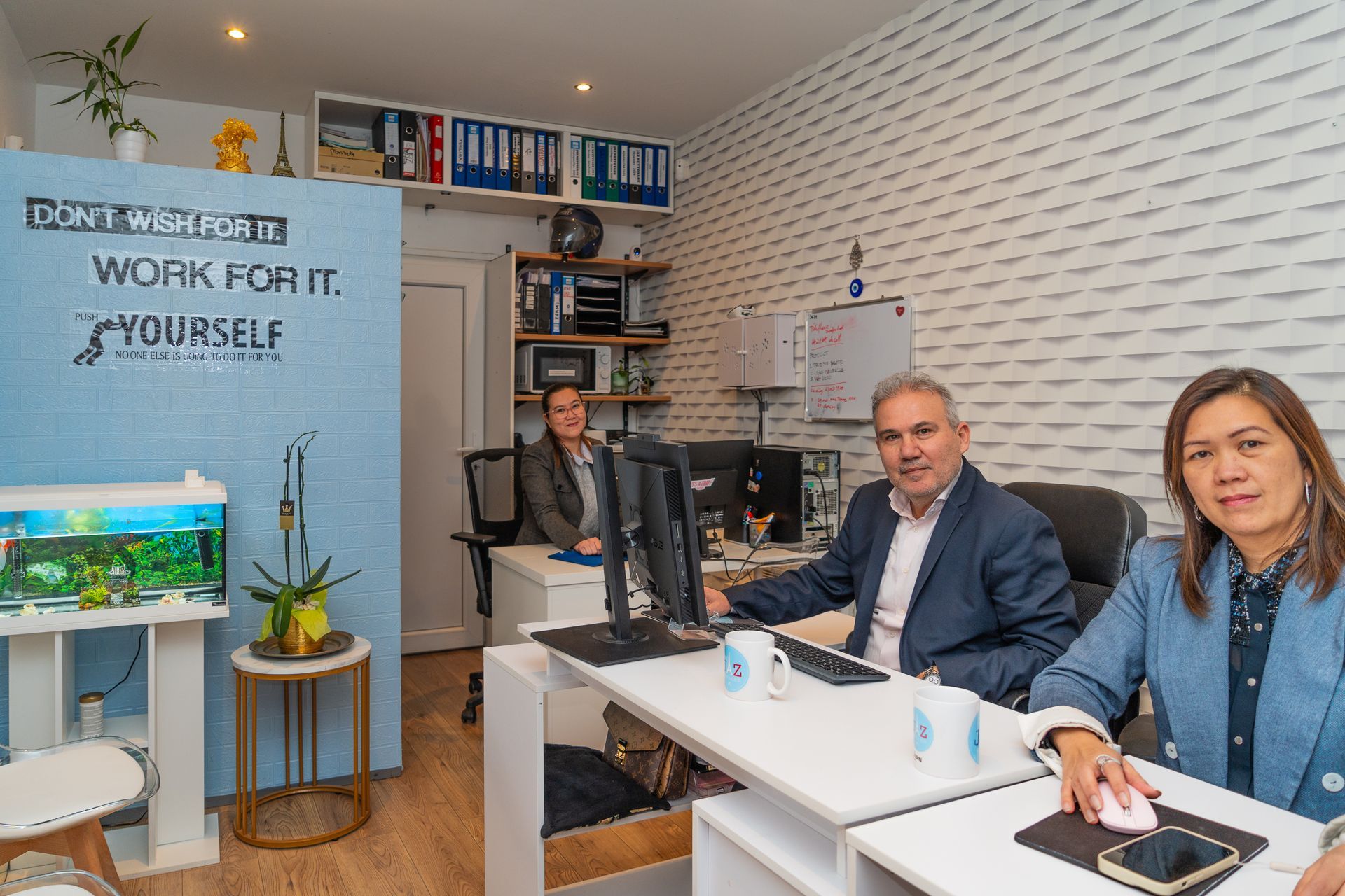 M. Tourgay et Mme Laarni KESKINLER dans leurs bureaux.