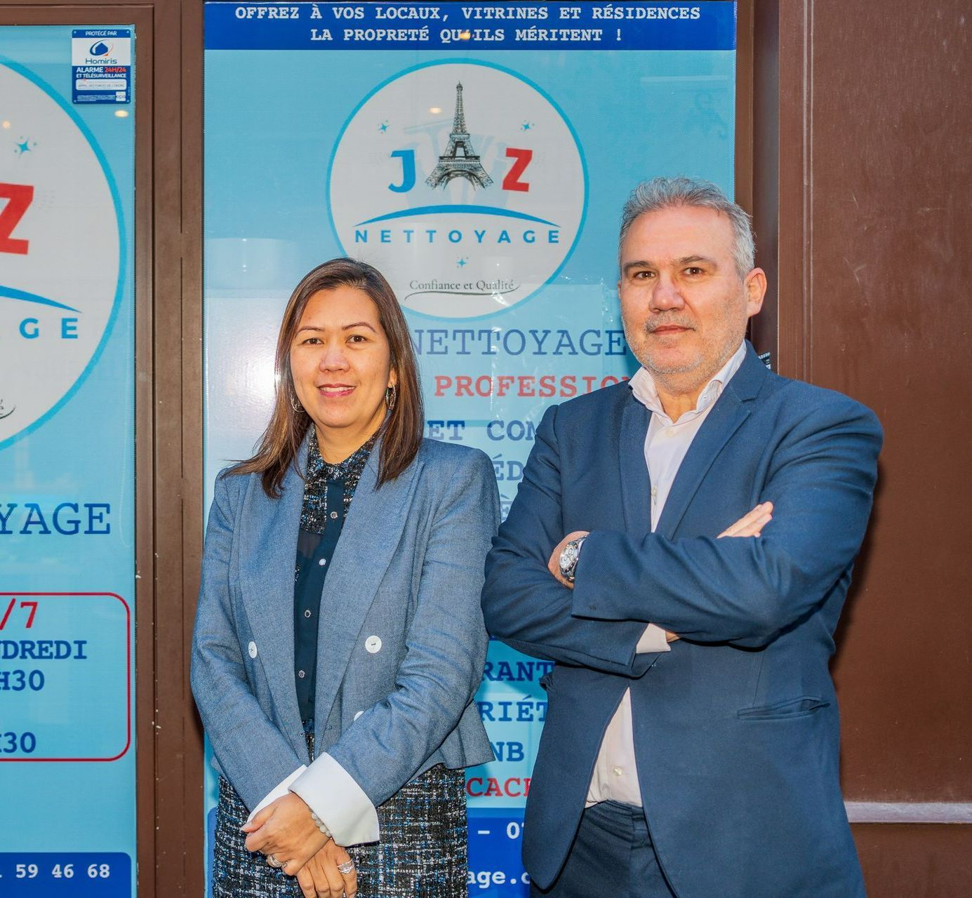 M. Tourgay et Mme Laarni KESKINLER devant les locaux de l'entreprise.