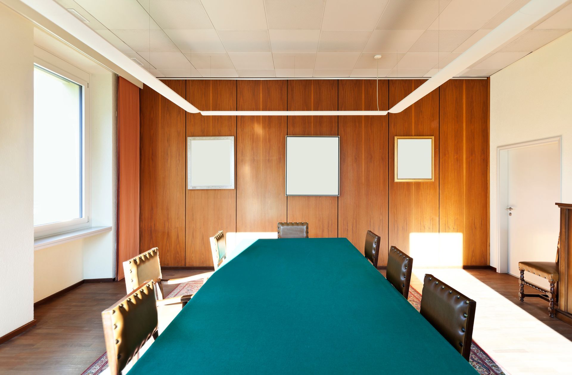 Salle de réunion dans une mairie.