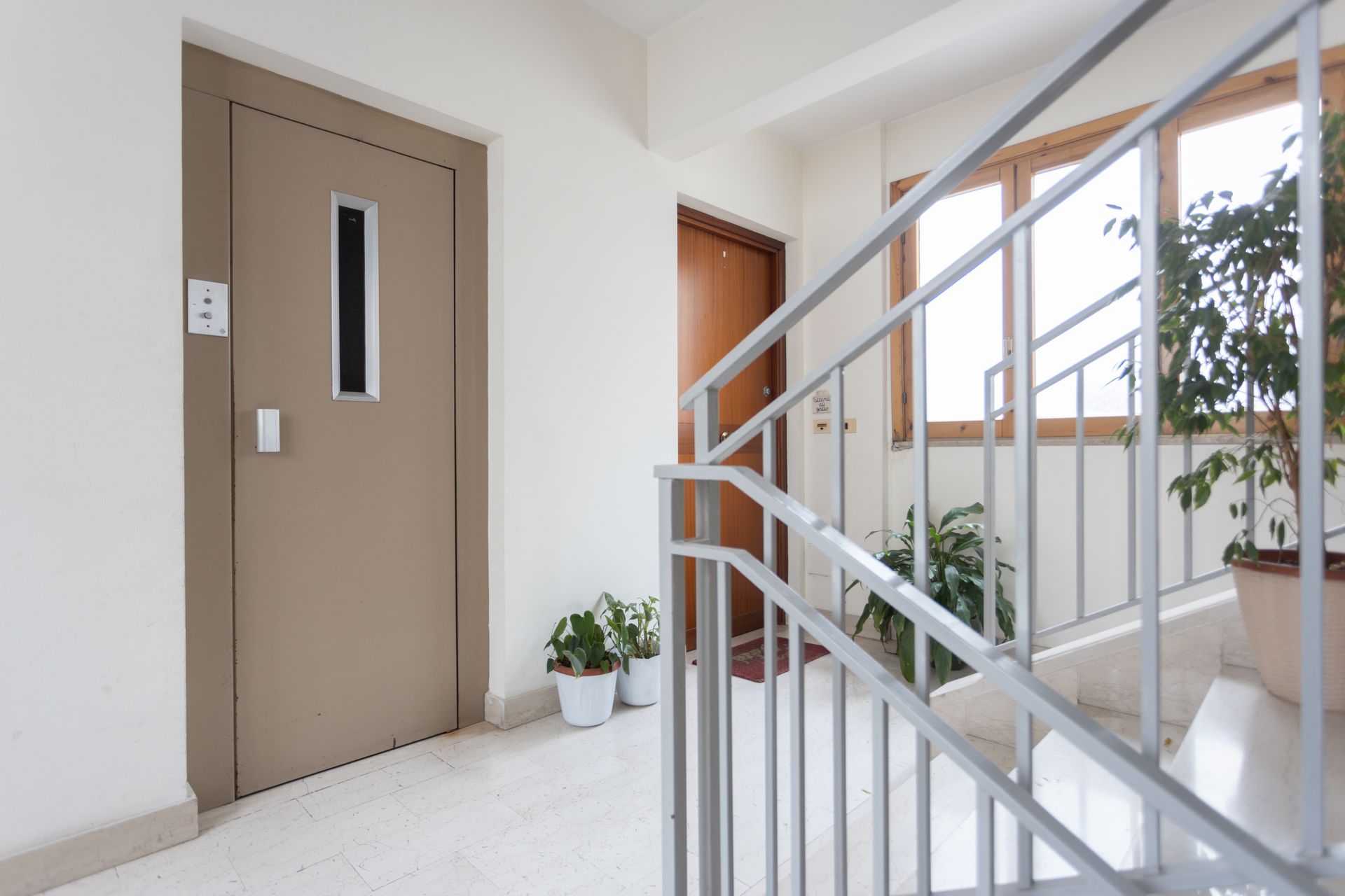 Cage d'escalier dans un immeuble avec des appartements.