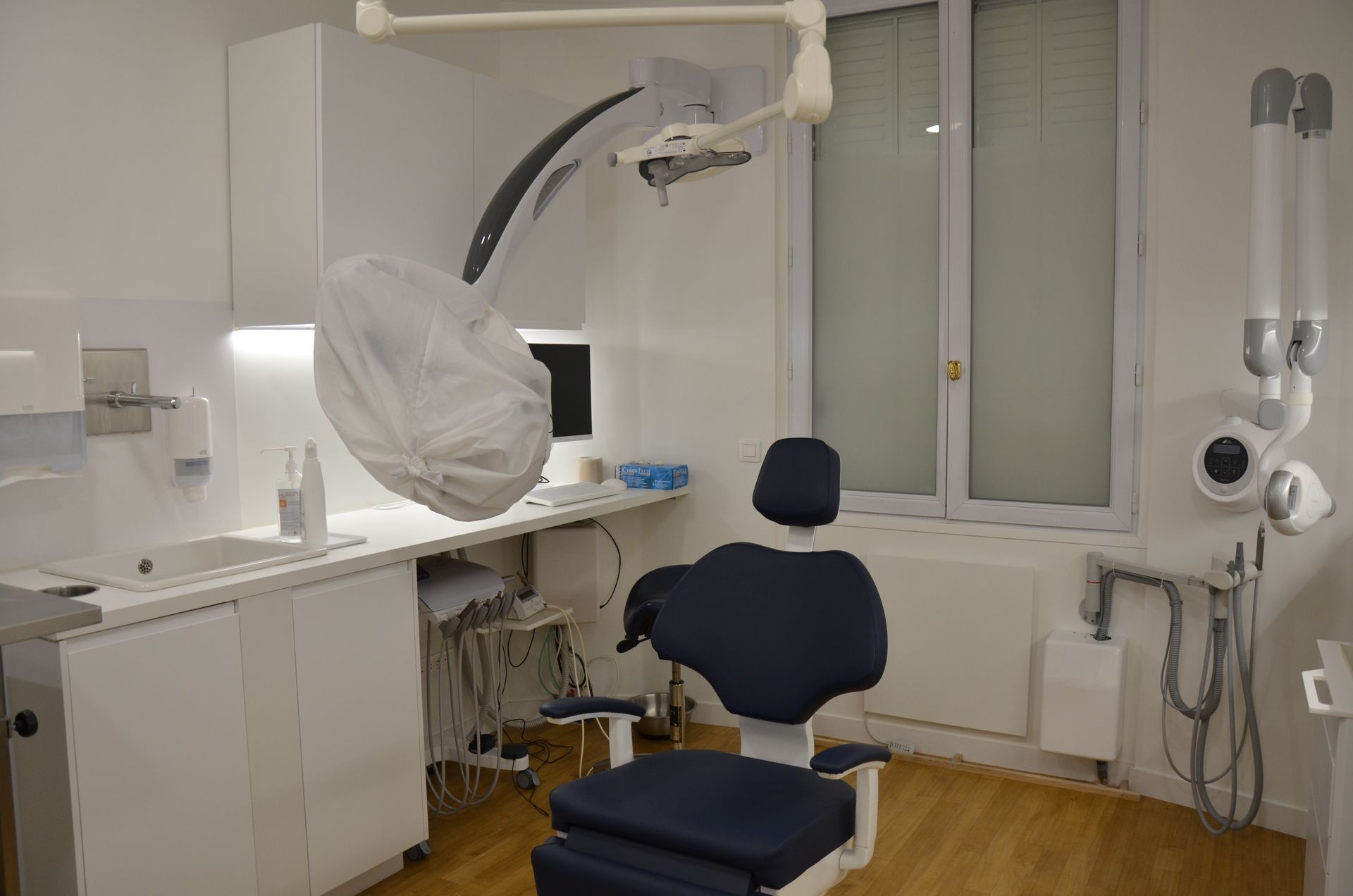 Cabinet dentaire avec fauteuil bleu. 