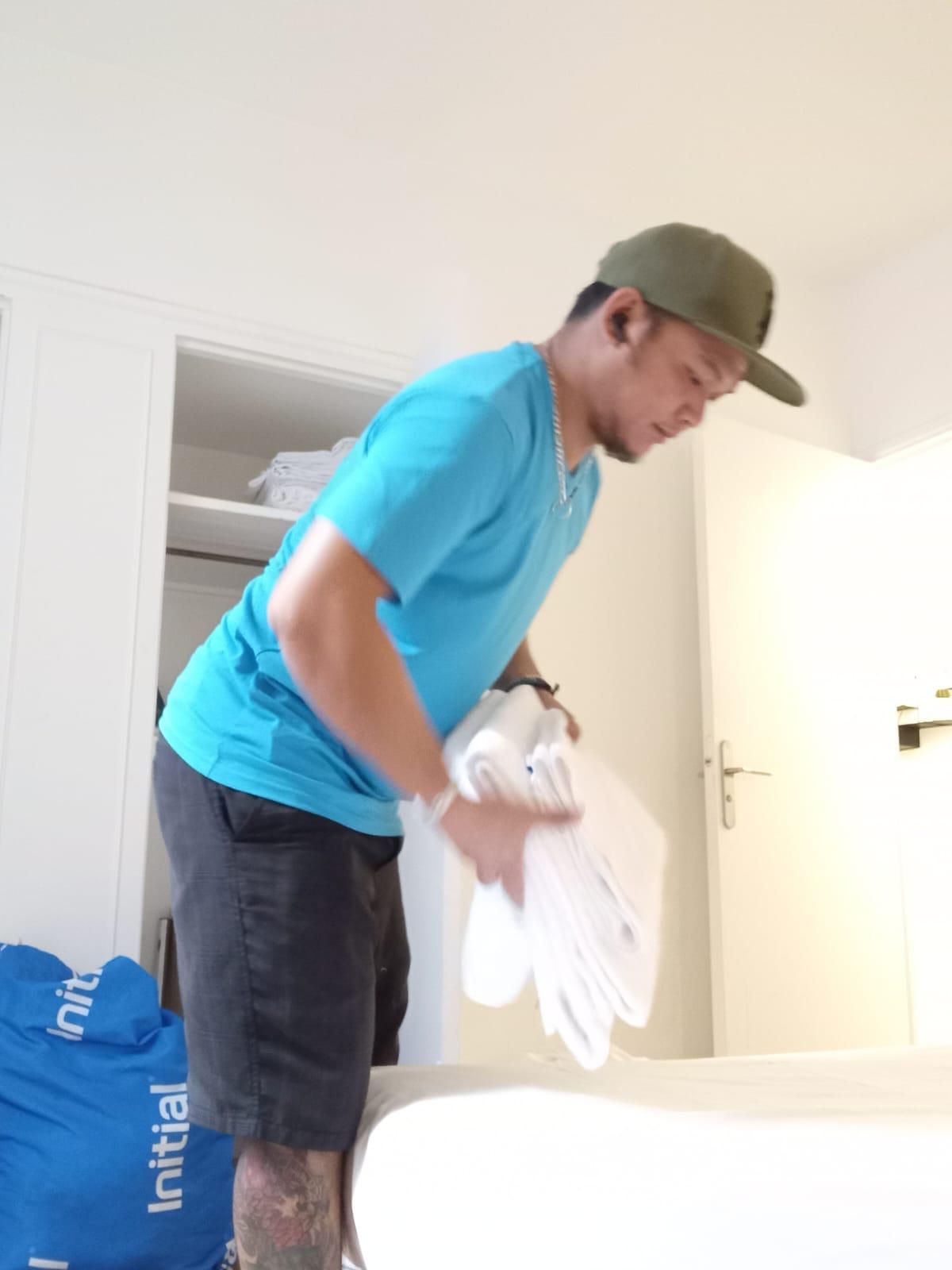 Nettoyage des coussins d'un canapé.