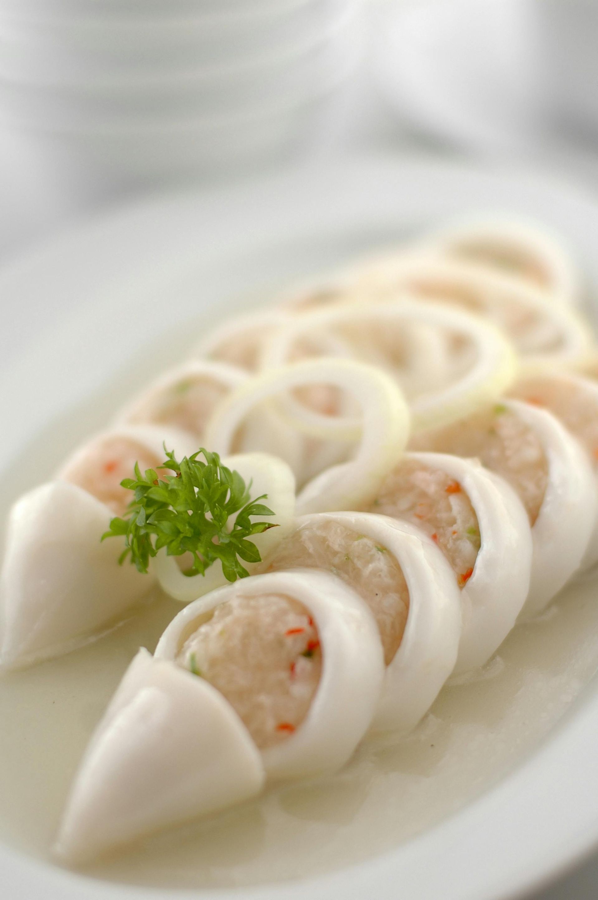 Wurstplatte: Käse, Fleisch, Brot, Oliven, Essiggurken und Wein auf Holzbrettern.