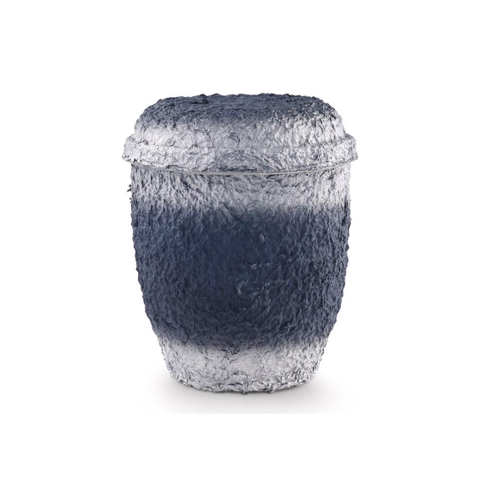 Eine blau-weiße Urne mit Deckel auf weißem Hintergrund