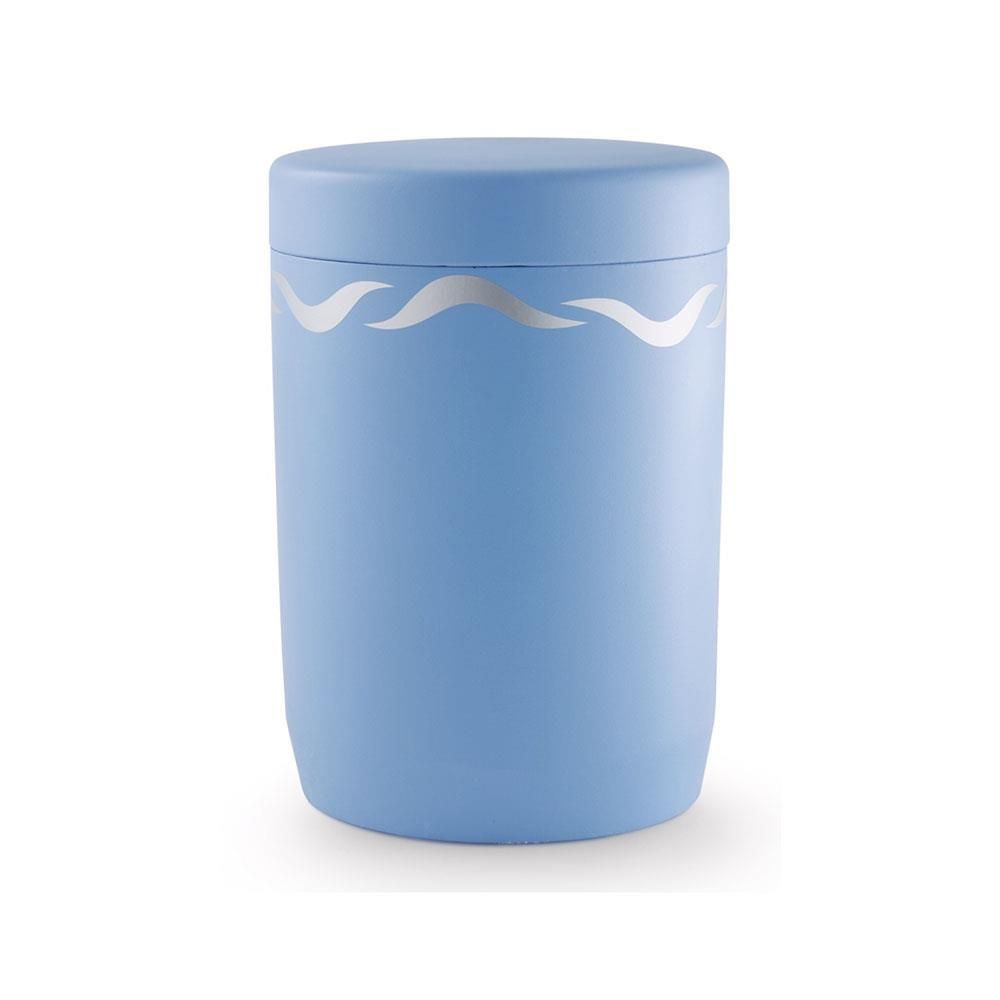 Eine hellblaue Urne mit einem silbernen Wellenmuster darauf.