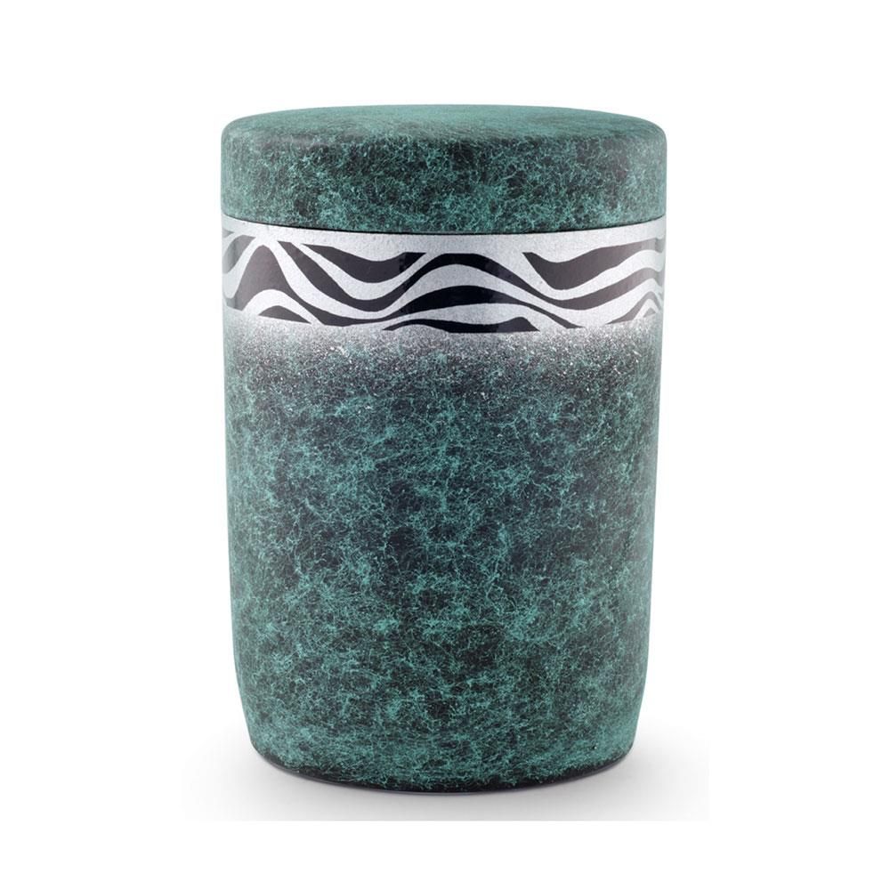Eine grüne Urne mit einem Zebramuster darauf.