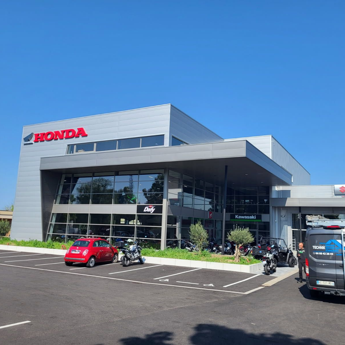 Bardage sur le bâtiment d'une concession de motos Honda