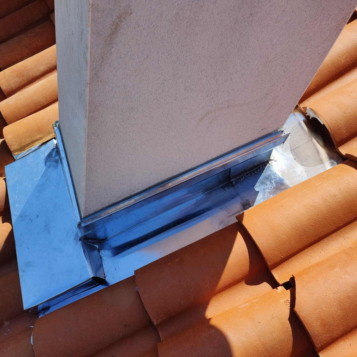 Zinguerie autour d'un conduit de cheminée