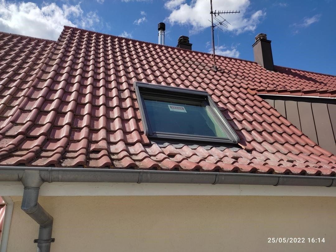Pose d'une fenêtre de toit par Technik Bardage et Couverture